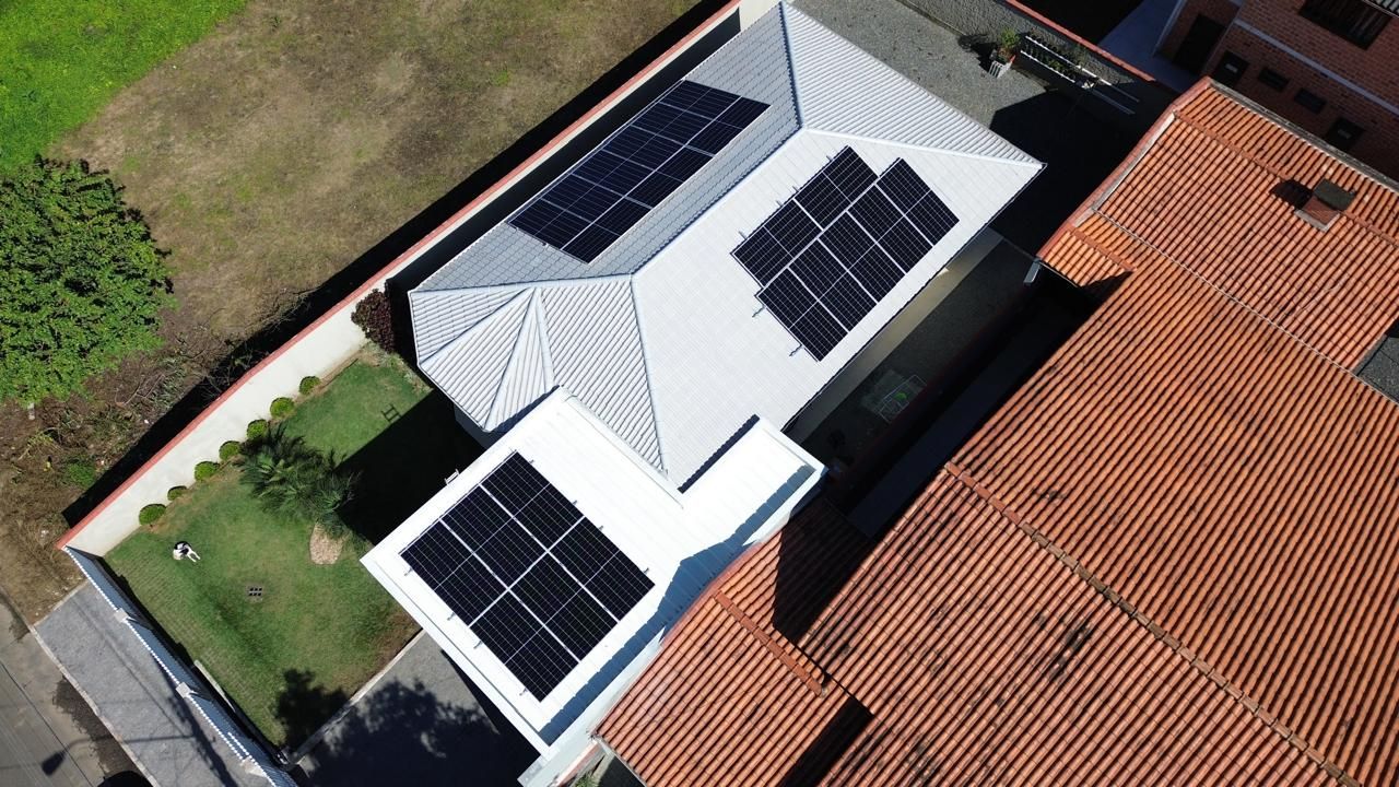 Prévia do álbum: painéis solares instalados em telhado residencial